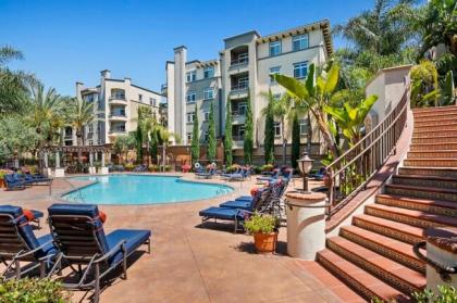 Central 2bed 2Bath Apartment with pool gym jacuzzi